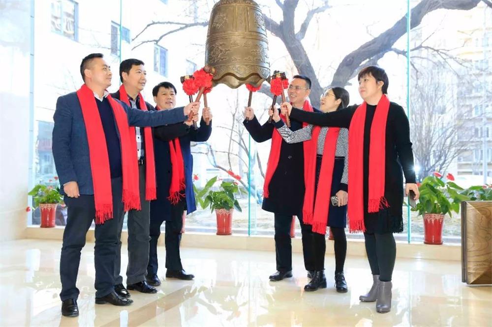 jinnianhui今年会游乐新三板挂牌上市敲钟仪式在京举行